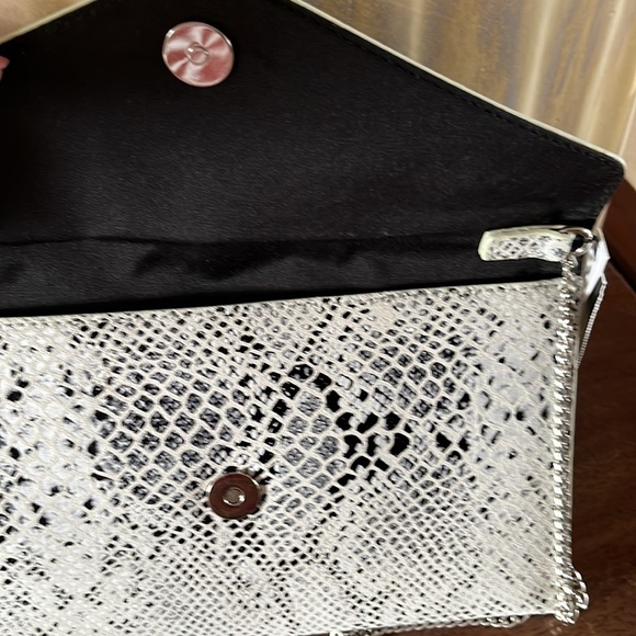 NWT  EXPRESS Silver/gray/black snake print clutch - Picture 8 of 8